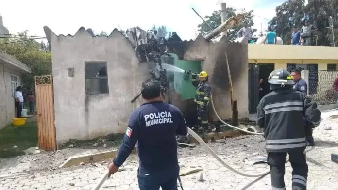 Se desploma avioneta sobre una casa en Santiago Tenango, Puebla; hay 3 muertos