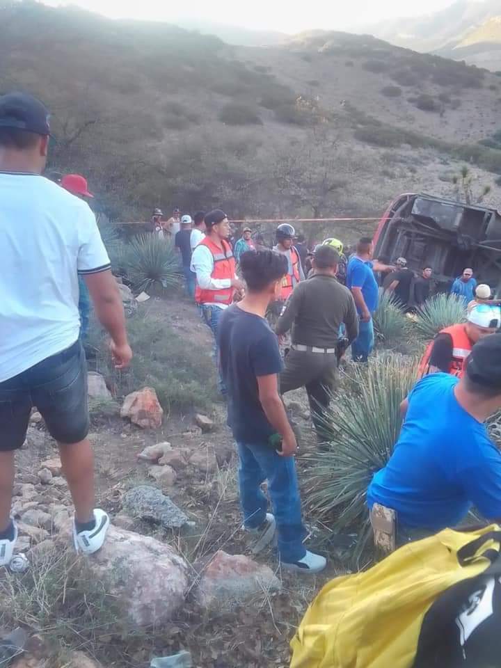 Autobús cae a un barranco en San Luis Potosí; hay 10 muertos