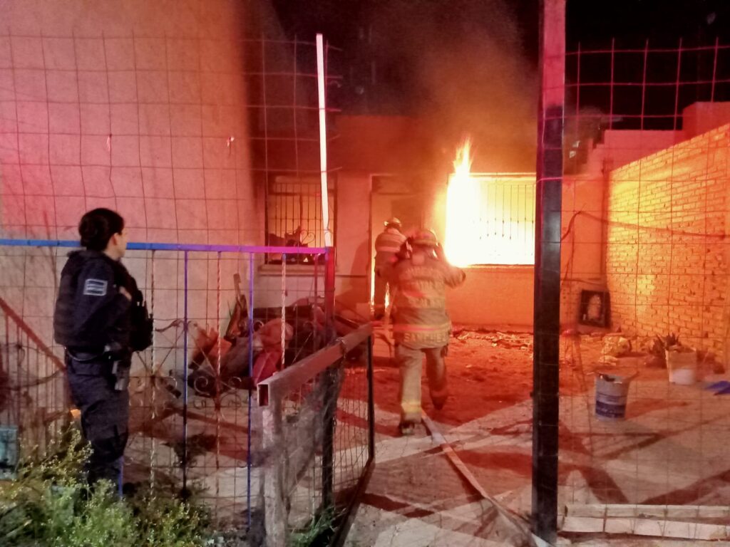 Fuerte incendio arrasó con una casa habitación en La Ribera