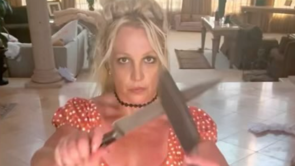 Spears aparece vendada y con heridas, tras grabar video con cuchillos