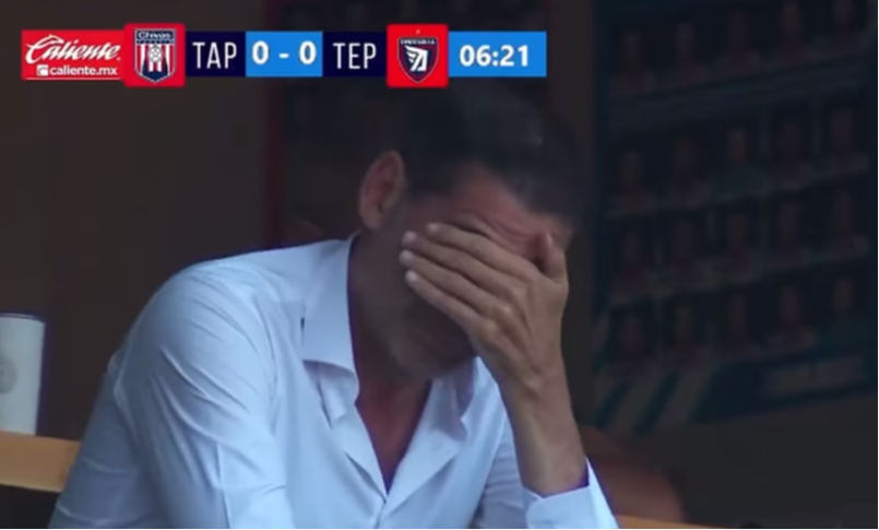 Fernando Hierro mostró su frustración durante un partido del Tapatío