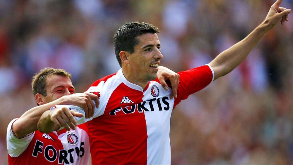 Santiago Giménez es elogiado por una leyenda del Feyenoord