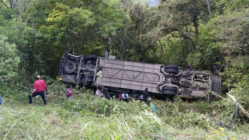 Volcadura de autobús deja un muerto y más de 30 heridos en Oaxaca