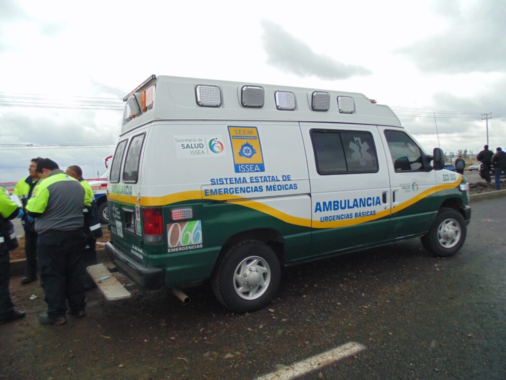 Dos muertos dejó volcadura de una camioneta en Cosío