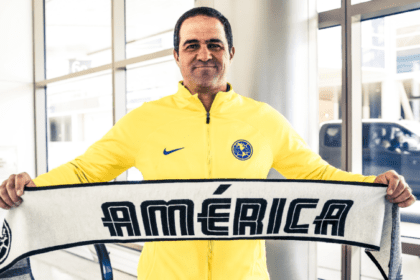 Andre Jardine recibio la chamarra azulcrema 770x450 1