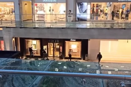 Asalto en Plaza Antara sujetos con mazos roban joyeria en Polanco ante la vista de la seguridad VIDEO 1