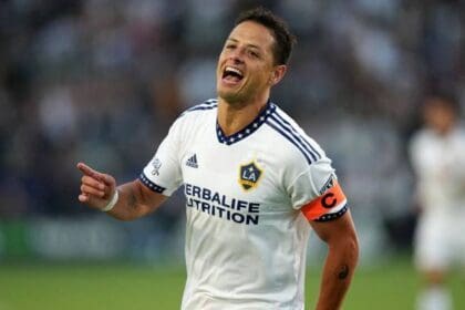 Chicharito Hernandez se hace viral por rechazar a un nino que le pidio una foto Video