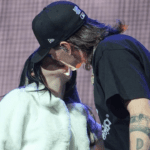 Confirman noviazgo Peso Pluma y Nicki Nicole se besan en pleno concierto 1