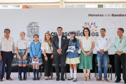 Entrega Leo Montanez boletin municipio 8