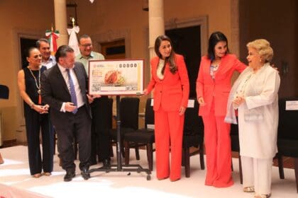 Entrega de reconocimiento Anita de Andrea 1 scaled 1