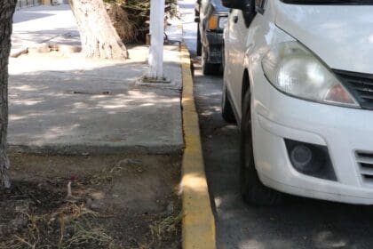 Estacionamiento en raya amarilla scaled 1