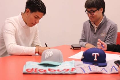 Texas Rangers firma a cátcher mexicano de 17 años