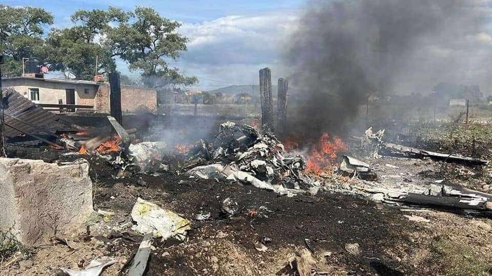 Mueren cuatro personas al desplomarse avioneta en Tepic