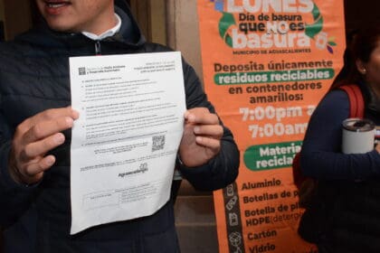 Manifestacion de comerciantes de la calle Nieto con autoridades de Municipio 3 scaled 1