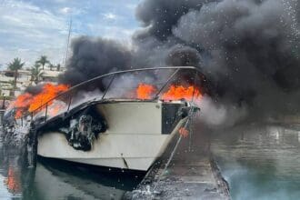 Muere una persona al incendiarse un yate A