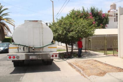 Pipa abasteciendo agua en Jardines de Aguascalientes 3 scaled 1