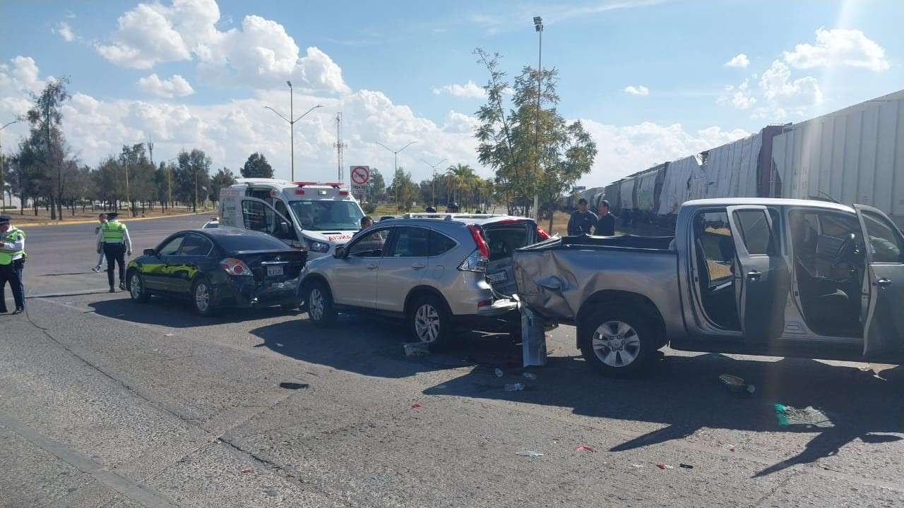 Imprudente conductor deja a una mujer lesionada tras intentar ganarle al tren
