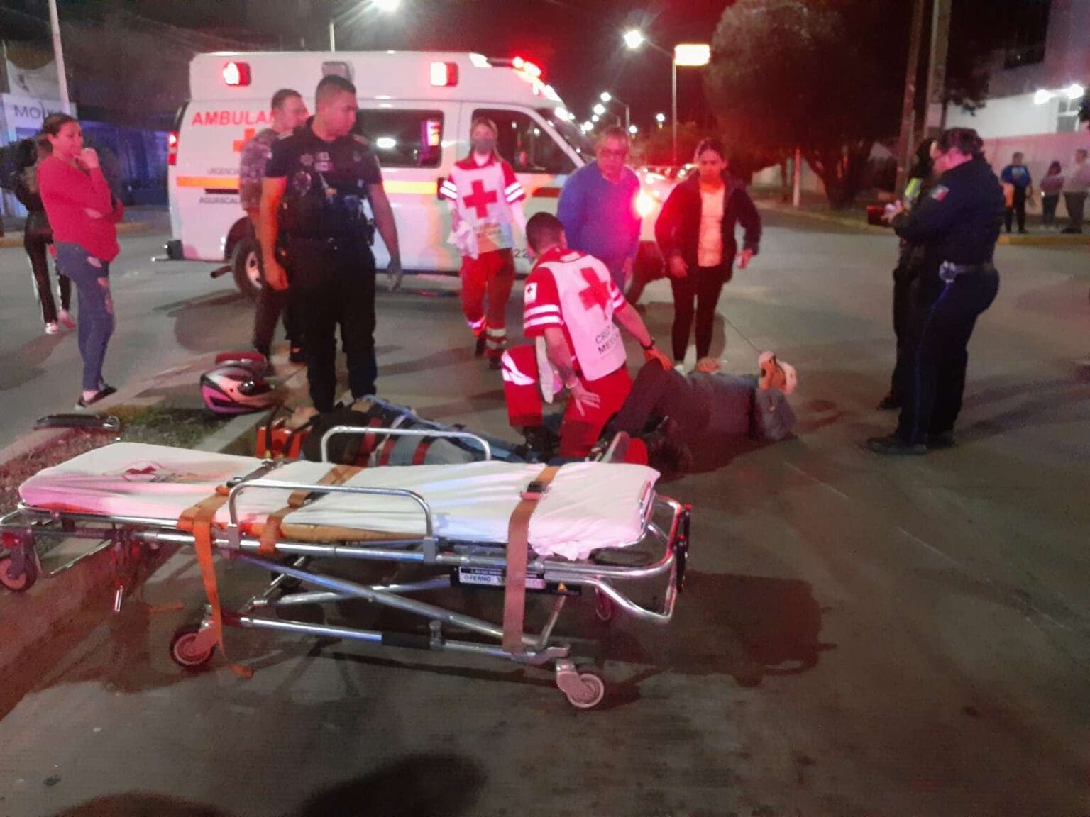 Patrulla de la policía municipal chocó contra dos motociclistas y los dejó heridos
