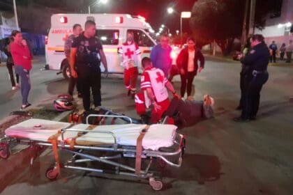 Patrulla de la policía municipal chocó contra dos motociclistas y los dejó heridos