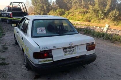 Hallan 4 cuerpos en un taxi en Valle de Chalco