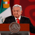 AMLO critica a Córdova por ser orador en marcha por la democracia