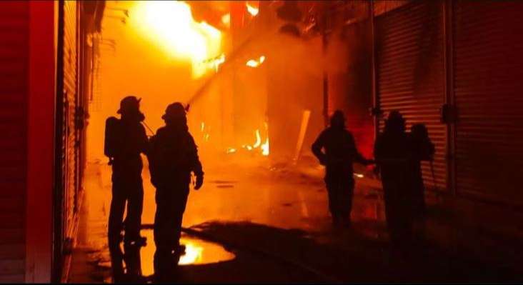 Incendio consume 50 locales de mercado textil en Cuitzeo, Michoacán