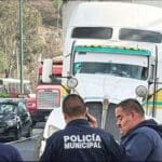 Balean a conductor de tráiler en la autopista México-Querétaro