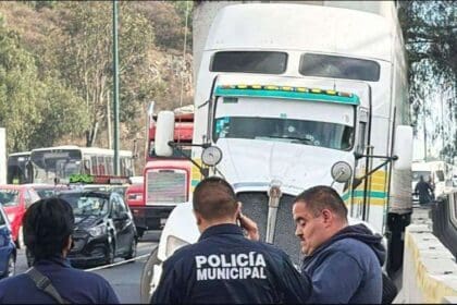 Balean a conductor de tráiler en la autopista México-Querétaro