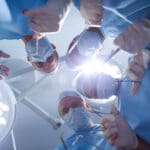 grupo cirujanos realizando operaciones quirofano scaled 1