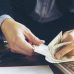 hombre negocios que cuenta billete banco dolar concepto linea negocio scaled 1