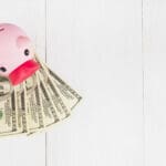 hucha dinero mesa scaled 1