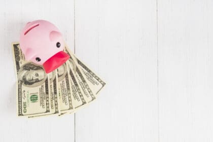 hucha dinero mesa scaled 1