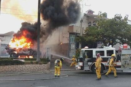 Lesionan a 3 personas y prenden fuego a lotes de autos en Michoacán