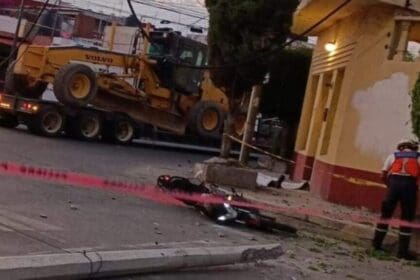 motociclista muere aplastado por poste que tiro trailer 1 114025 1024x576 1