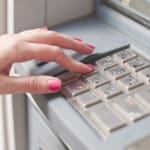 mujer que usa maquina bateria cerca scaled 1