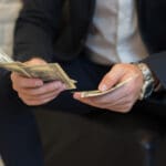 retrato hombre negocios dinero contarlo scaled 1