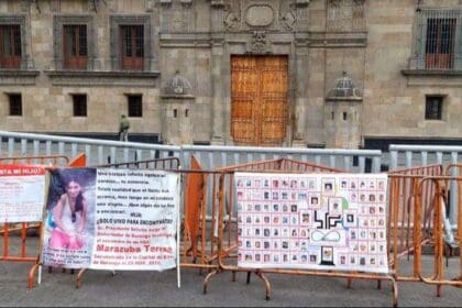 Madres buscadoras instalan memorial frente a Palacio Nacional