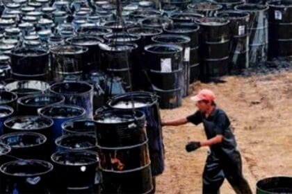 trabajador barriles petroleo 22022021