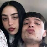 Nicki Nicole defiende a Peso Pluma de críticas por lanzar agua a fan