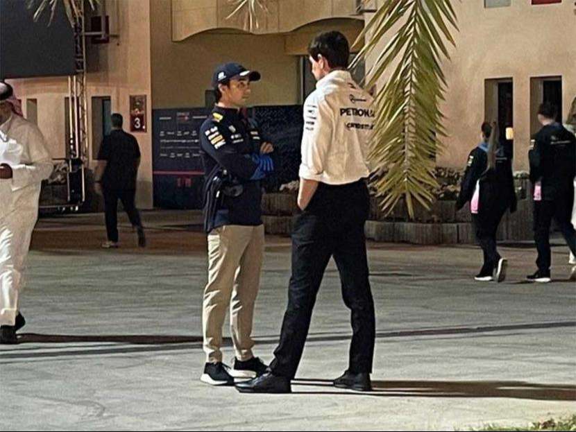 "Checo" Pérez fue captado charlando con Toto Wolff
