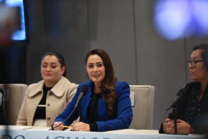 Anuncia Tere el 50% de descuento en tarjetas de transporte a estudiantes