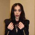 Danna Paola conquista las redes sociales con minifalda y botas XL