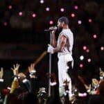Usher recuerda a Michael Jackson en el medio tiempo del Super Bowl