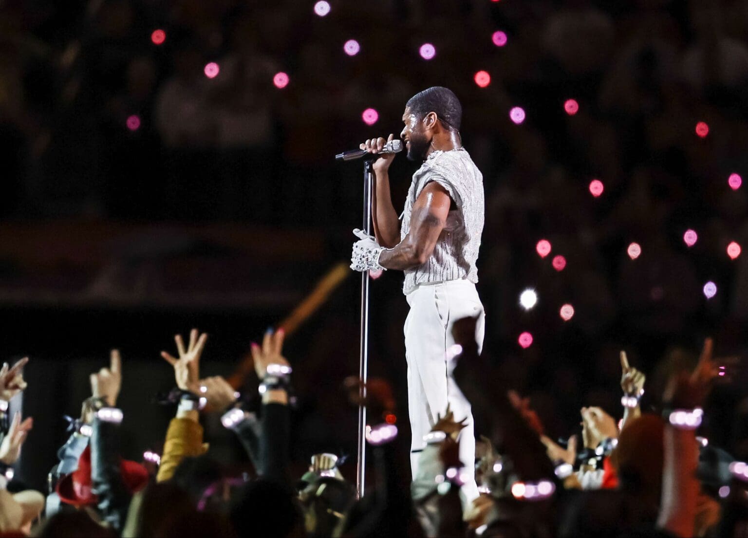 Usher recuerda a Michael Jackson en el medio tiempo del Super Bowl