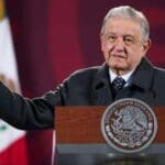 AMLO se compromete a ayudar a sobrecargos de Aeroméxico
