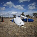 Dos semanas después sigue grave y luchando por su vida