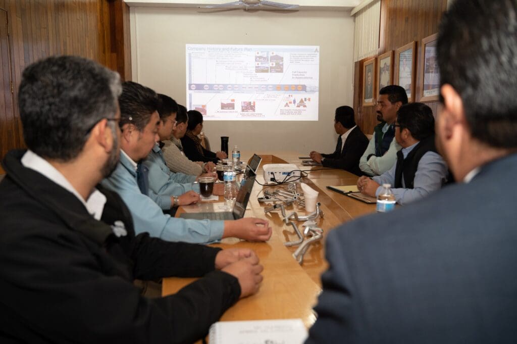 FN 07 SOSTIENE HUMBERTO AMBRIZ DELGADILLO REUNION DE TRABAJO CON DIRECTIVOS DE LA EMPRESA ABIC QUE SE INSTALARA EN EL MUNICIPIO DE PABELLON DE ARTEAGA 2