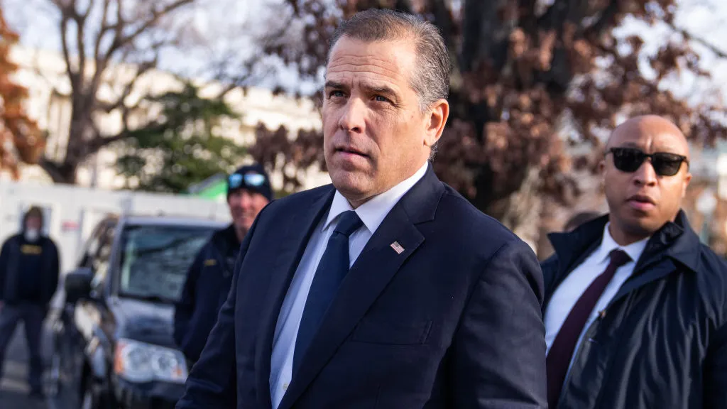 Acusan a ex informante del FBI de mentir sobre Biden y su hijo Hunter