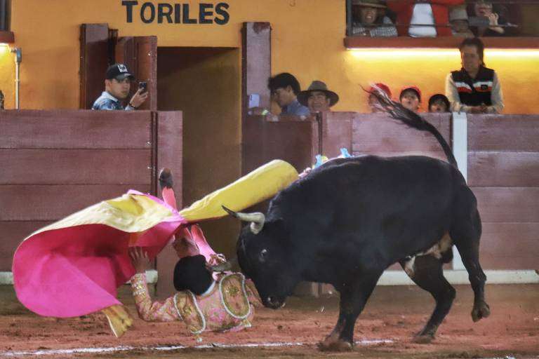 El torero Alberto Ortega recibe cornada en una corrida en Tlaxcala