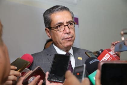 Decisión de que abandone el cargo de fiscal está en la cancha de la gobernadora: Figueroa